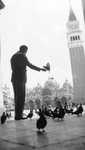 Japani ja Italia: kuvanveistäjä Ernesto Michahelles sanoi Thayaht Piazza San Marco -aukiolla Venetsiassa.
