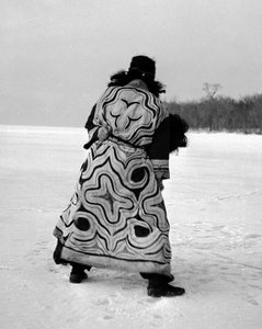 Kotanin kylä; karhun riitti (Iyomante); kolmannen päivän leikit, tyttöjen taistelu. tekijältä Fosco Maraini