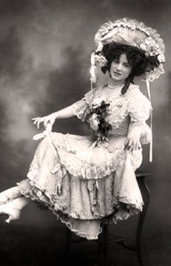 Fanny Dango 1878-1972, laulaja ja tanssija, 1900-luvun alku.