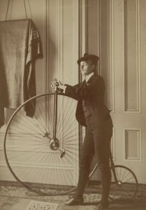 Dentro de casa com uma bicicleta Penny Farthing, c.1890 (foto sépia)finlandês tekijältä Frances Benjamin Johnston