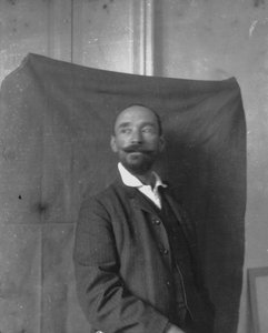 Francesco Paolo Michetti, omakuva (valkoinen kuva)