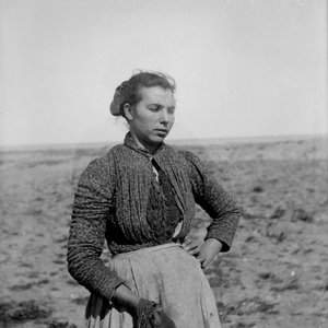 Muotokuva nuoresta talonpojasta perinteisissä vaatteissa, Abruzzo, Italia, noin 1900 (s/w valokuva).