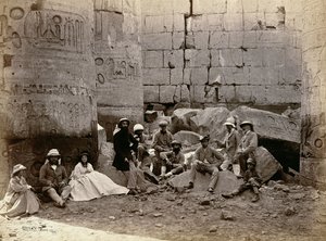 Ryhmäkuva pylväiden salissa, Karnak, Thebe, 1862.