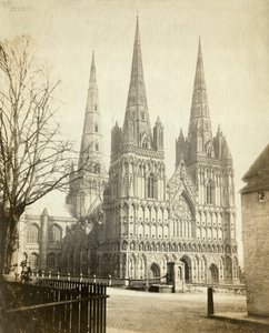 Lichfieldin katedraali, Staffordshire, vuodelta 1860