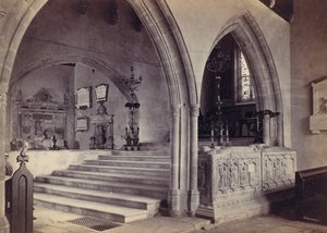 Monumentit ja Chancel Steps, Tenbyn kirkko, 1870-luku. tekijältä Francis Bedford
