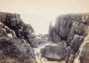 [Rocky Inlet with Seascape], 1870-luku. tekijältä Francis Bedford