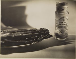 [Asetelma parsan ja majoneesipurkin kanssa] tekijältä Francis Bruguière
