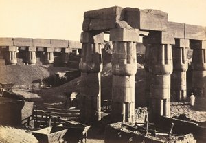 "Egypti ja Palestiina": Amenhotep III -juhlan pihan pylväikkö Luxorin temppelissä (El-Uqsor), Egypti tekijältä Francis Frith