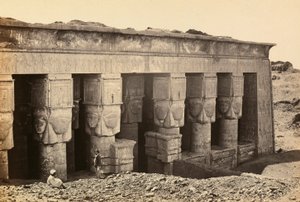 "Egypti ja Palestiina": roomalaisen aikakauden temppelin pronaosin julkisivu, joka on omistettu jumalatar Hathorille Dandarassa, Ylä-Egyptissä tekijältä Francis Frith