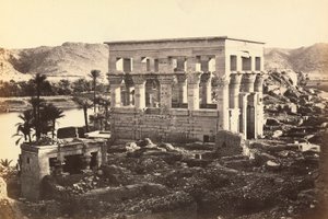 "Egypti ja Palestiina": Trajanuksen paviljonki Philaen monumentaalisessa kompleksissa, Agilkian saari, Assuanin ympäristö, Egypti tekijältä Francis Frith