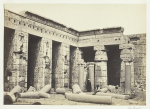 Medinet Habbon sisätuomioistuin, Thebes, 1857. tekijältä Francis Frith