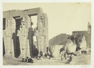 Osiriksen pilarit ja kaatunut suuri kolossi Memnoniumissa, Thebes, 1857. tekijältä Francis Frith