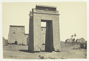 Sculptured Gateway, Karnac, 1857. tekijältä Francis Frith