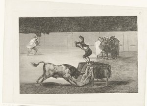 Härkätaistelija seisoo pöydällä areenalla Otra locura suya ja la misma plaza La Tauromaquia (sarjan nimi) Härkätaistelut (sarjan nimi) tekijältä Francisco de Goya