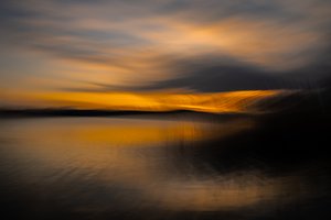 Tiivistelmä: Auringonlaskun hehku