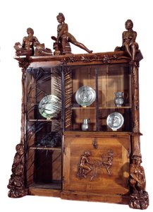 Huonekalut: saksanpähkinä- ja takorautakirjahylly, valmistaja Francois Hubert Carabin (1862-1932) 1890 su. 2,9 m Pariisi. Orsay-museo tekijältä Francois Rupert Carabin