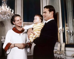 Huonekalut ja erilaiset esineet 1100- ja 1300-luvuilta tekijältä Frank Adams