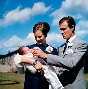 Huonekalut ja erilaiset esineet 1100- ja 1300-luvuilta tekijältä Frank Adams