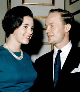 Huonekalut ja erilaiset esineet 1100- ja 1300-luvuilta tekijältä Frank Adams