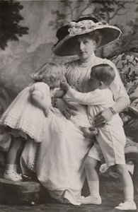 "Espanjan kuningatar Victoria prinssi Alfonson, prinsessa Maria Christinan ja prinsessa Beatricen kanssa, 1911. tekijältä Frank Arthur Swaine