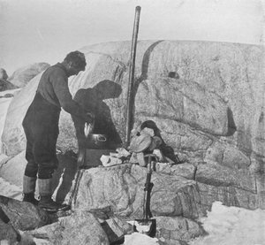 Forde Cooking Seal-Fry rasvakeittimellä Cape Robertsissa, c1911, 1913