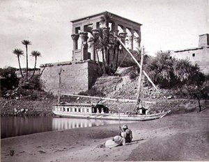 Trajanuksen temppeli lounaaseen katsottuna, Philae (mustavalkoinen kuva)