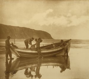 Beaching the Gratitude, noin 1890-luku (gelatiinihopeaprintti sävytyksellä) tekijältä Frank Meadow Sutcliffe