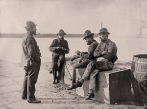 Kalastajat Whitbyn lahdella tekijältä Frank Meadow Sutcliffe