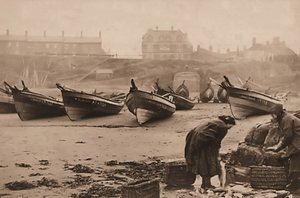 Naiset lastaamassa kalaa koreihin kalastusaluksista, Whitby Harbor