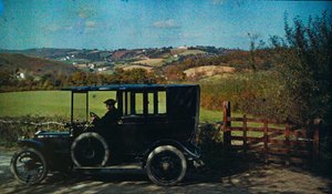 Varhainen väriautokromi noin vuonna 1916. Mies autossa, ehkä valokuvaaja Englannissa,... tekijältä Franklin Price Knott