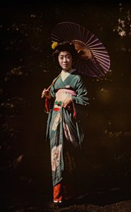 Japanilainen nainen pitelee aurinkovarjoa ja pukeutuu kimonoon, varhaisväriautokromi, noin 1916 (kuva) tekijältä Franklin Price Knott