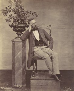 [Mathias Höusermann istuu kyynärpää jalustalla kädessään kukkamaljakko], 1850-60-luku. tekijältä Franz Antoine