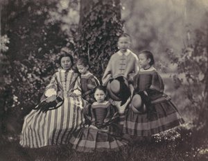 [Istuva nainen raidallisessa mekossa neljän pienen tytön kanssa], 1850-60-luku.