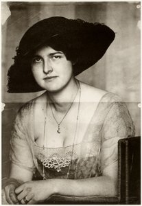 Maria tummalla hatulla, 1915.