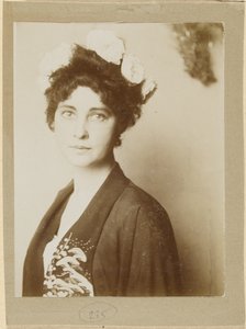 [Tuntemattoman naisen muotokuva] tekijältä Franz von Stuck