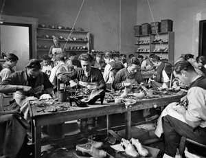 Käsityöläiset töissä jalkinesuunnittelijan ja -valmistajan Ferragamon studiossa Palazzo Feronissa, Firenzessä, 1937 (lasilevy)