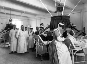 Näkymä Firenzessä sijaitsevan Pellizzari-instituutin huoneesta, jota käytetään fysioradioterapeuttiseen hoitoon, 1905 (lasilevy)