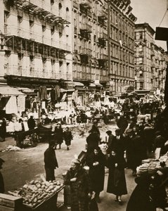 Katumarkkinat Orchard Streetillä, Lower East Sidessa, New Yorkissa, Yhdysvalloissa, 1930-luvun alussa tekijältä Frederick Bradley