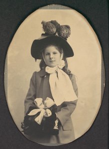 [Tyttö kävelyasussa, hattu ja muhvi], 1890-luku.