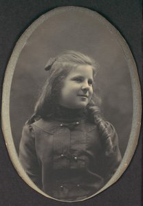 [Tyttö sormuksilla, puolipitkä], 1890-luku.