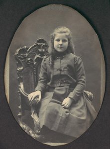 [Tyttö, jolla on sormukset, istuva, kolme neljäsosaa], 1890-luku.