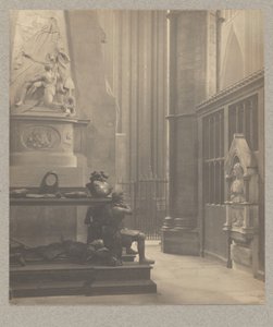 [Westminster Abbey: Pohjoinen kirkonrunko, itäinen käytävä, De Veren ja Franklinin hauta] tekijältä Frederick H. Evans