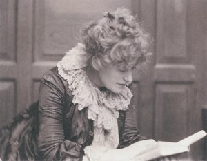 Muotokuva Ellen Terryn (1847-1928) lukemisesta, kirjoittanut Frederick Hollyer (1837-1933) (seepiakuva)