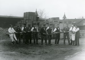 20 jalkaa pitkä Python, jota kantoi yksitoista Zoological Societyn henkilökunnan jäsentä, Lontoon eläintarha, 1924 tekijältä Frederick William Bond