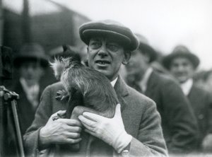 Mustaharjainen mangabey, mahdollisesti pisamia, ohjaajansa kanssa osallistumassa ulkolähetykseen Lontoon eläintarhasta, 1925 tekijältä Frederick William Bond
