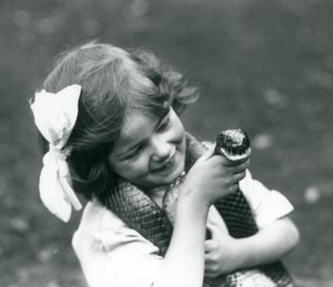 Nuori tyttö Betty, jolla on itäinen indigokäärme, Lontoon eläintarha, 1924 tekijältä Frederick William Bond