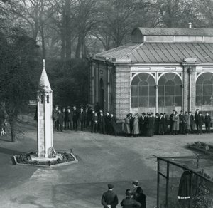 Aselepopäivä War Memorialissa Lontoon eläintarhassa, 11. marraskuuta 1923 tekijältä Frederick William Bond
