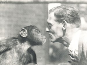 Booboo simpanssi ja John Shelly ZSL Lontoon eläintarhassa, syyskuu 1927 tekijältä Frederick William Bond