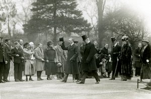 Kuningas Yrjö V nosti hattua seurueensa edessä olevalle väkijoukolle vieraillessaan Lontoon eläintarhassa avatakseen virallisesti akvaarion huhtikuussa 1924 tekijältä Frederick William Bond