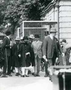 Sir Peter Chalmers Mitchell, Etiopian valtionhoitaja Haile Selassie ja hänen lähipiirinsä, Lontoon eläintarha, 1924 tekijältä Frederick William Bond